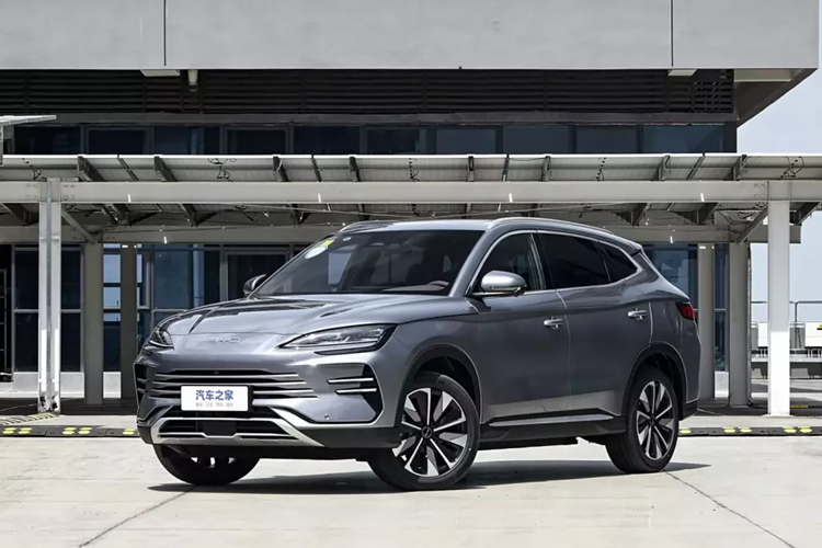 BYD Song Plus ban đầu chỉ có sẵn với động cơ đốt trong. Phiên bản hybrid cắm điện (Song Plus DM-i) và phiên bản chạy hoàn toàn bằng điện (Song Plus EV) đều được bán vào đầu năm 2021 tại Trung Quốc. Song Plus chạy xăng đã sớm bị ngừng sản xuất vào năm 2022 sau khi BYD cam kết tập trung hoàn toàn vào các loại xe năng lượng mới.