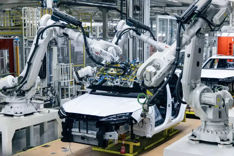 Vào ngày 2/7, BYD đã ra mắt Song Plus DM-i 2025 với công nghệ hệ thống truyền động DM thế hệ thứ năm của BYD. Nhìn bề ngoài, phiên bản mới và phiên bản năm ngoái không có nhiều khác biệt.