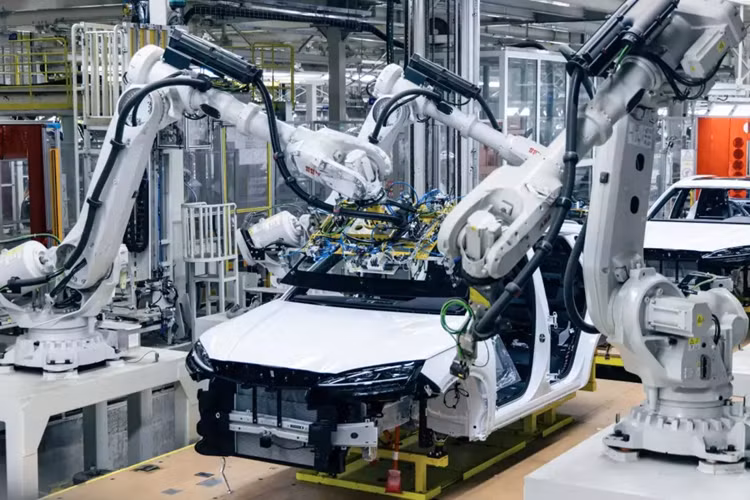 Vào ngày 2/7, BYD đã ra mắt Song Plus DM-i 2025 với công nghệ hệ thống truyền động DM thế hệ thứ năm của BYD. Nhìn bề ngoài, phiên bản mới và phiên bản năm ngoái không có nhiều khác biệt.