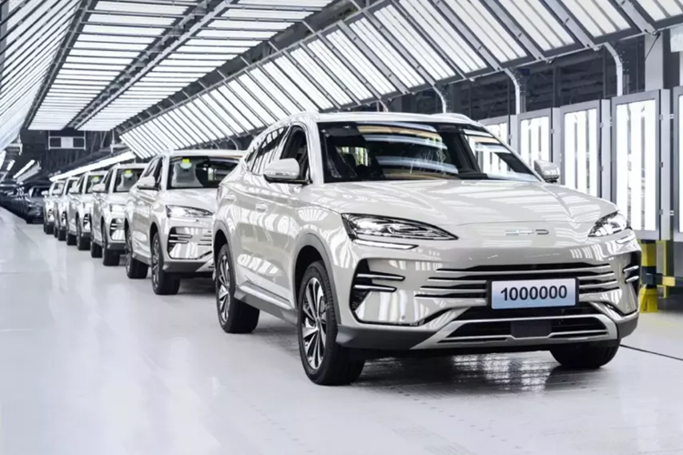 Xe được bán tại Châu Âu dưới tên Seal U. BYD Song Plus 2025 mới ban đầu được giới thiệu vào năm 2020 như một chiếc SUV nhỏ gọn được định vị bên dưới BYD Tang, chỉ sau 4 năm, mẫu xe này đã sản xuất được 1 triệu chiếc, trở thành mẫu SUV năng lượng mới đầu tiên của Trung Quốc đạt được cột mốc này.