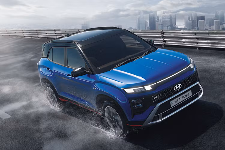 Về nội thất, Hyundai Creta N-line cũng sở hữu khoang cabin thể thao, cá tính hơn các phiên bản thông thường nhờ các điểm nhấn màu đỏ ở viền màn hình cảm ứng trung tâm, cửa gió điều hòa và cần số. Không chỉ vậy, ghế ngồi và cần số cũng được nhấn nhá bằng các đường chỉ khâu màu đỏ nổi bật.