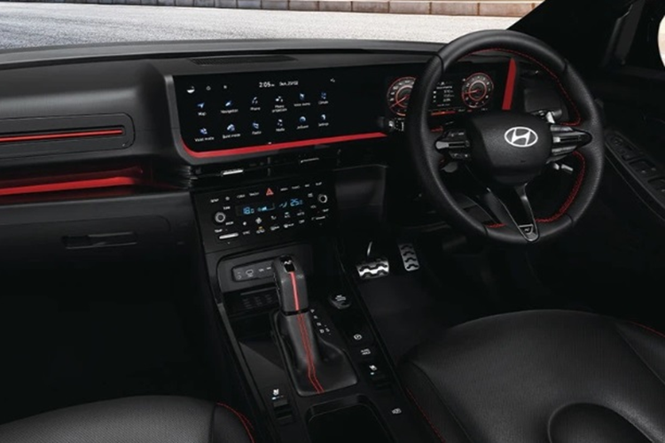 Logo N-Line được xuất hiện ở nhiều vị trí khác nhau như cửa cốp hậu, chắn bùn trước và lưới tản nhiệt giúp người dùng dễ dàng phân biệt bản thể thao với bản thường.