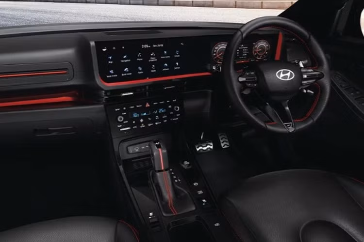 Logo N-Line được xuất hiện ở nhiều vị trí khác nhau như cửa cốp hậu, chắn bùn trước và lưới tản nhiệt giúp người dùng dễ dàng phân biệt bản thể thao với bản thường.