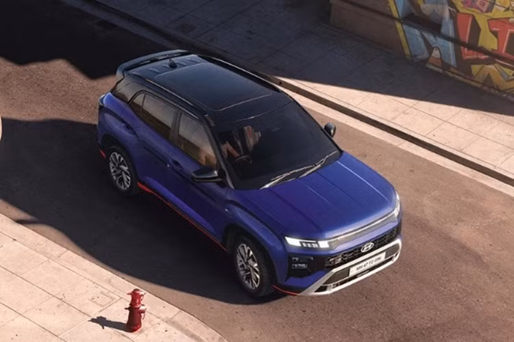 Dự kiến động cơ đi cùng hộp số ly hợp kép tự động 7 cấp. Không chỉ có động cơ mới, chiếc xe SUV Hyundai Creta N Line 2025 xuất hiện tại Brazil còn sở hữu bộ mâm hợp kim 18 inch, khác hẳn so với bản ra mắt thị trường Ấn Độ hồi đầu năm. Ngoài hai khác biệt trên, các chi tiết và trang bị trên Creta N Line 2025 tại Brazil vẫn giống bản tại Ấn Độ.