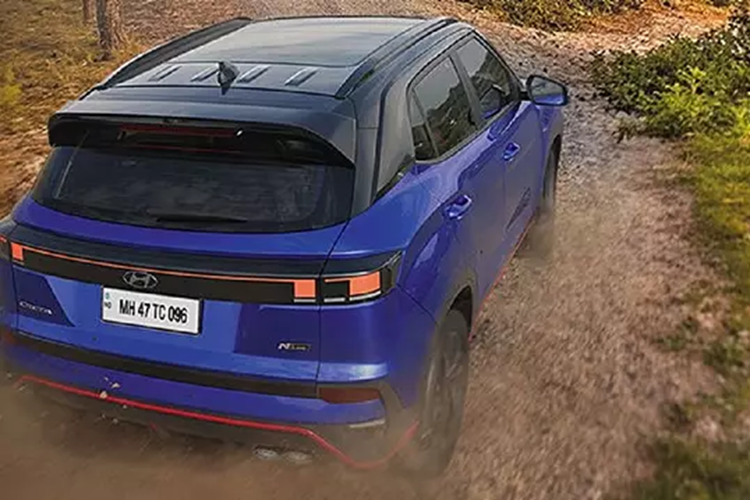 Xe được trang bị hàng loạt tiện ích hiện đại như: bảng đồng hồ kỹ thuật số và màn hình cảm ứng trung tâm cùng có kích thước 10,25 inch nối liền với nhau thành một cụm trên mặt táp-lô, hỗ trợ kết nối với điện thoại thông minh.