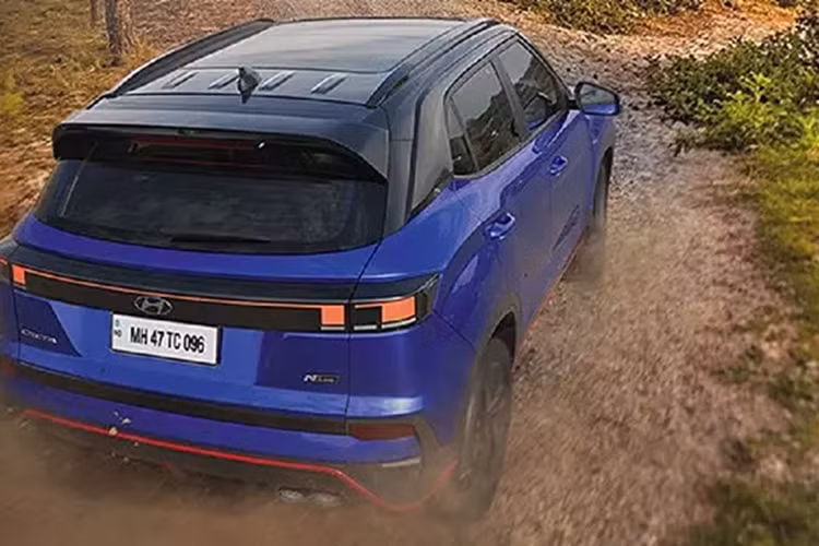 Xe được trang bị hàng loạt tiện ích hiện đại như: bảng đồng hồ kỹ thuật số và màn hình cảm ứng trung tâm cùng có kích thước 10,25 inch nối liền với nhau thành một cụm trên mặt táp-lô, hỗ trợ kết nối với điện thoại thông minh.