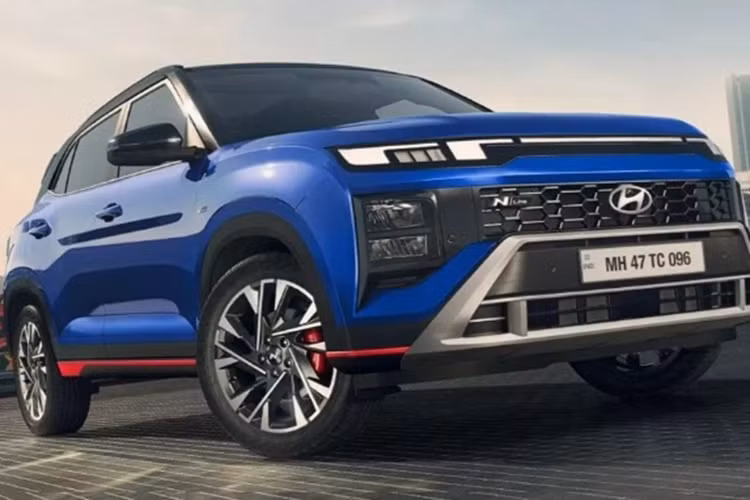 So với phiên bản thông thường, bản Hyundai Creta N-Line có phần hầm hố và thể thao hơn nhờ thiết kế lưới tản nhiệt, cản trước và cản sau vuông vức hơn. Ngoài ra, xe còn được trang bị bộ khuếch tán gió phía sau và hai đầu ống xả.