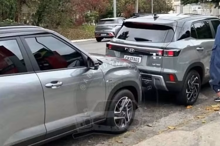 Đáng chú ý, phía đuôi chiếc xe Hyundai Creta N Line 2025 mới này lại xuất hiện huy hiệu 1.6TGDi. Khả năng đây là tùy chọn động cơ mới của Creta N Line 2025 được “vay mượn” từ đàn anh Tucson. Nếu đúng như vậy thì có thể động cơ này sẽ cho công suất tối đa đạt 178 mã lực, mô-men xoắn 265 Nm.