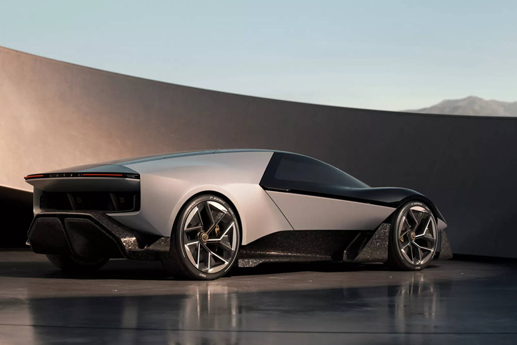 Bảng đồng hồ taplo kỹ thuật số với công nghệ Laser cũng thông báo nhiều chức năng như tín hiệu rẽ, mức gia tốc xe… kết hợp phản hồi rung từ ghế. Giao diện đồ họa 2D trực quan được thể hiện trên màn hình OLED vô-lăng, gương chiếu hậu kỹ thuật số (ERMD) và chức năng hiển thị trên kính chắn gió (HUD). Xe cũng được trang bị hệ thống trợ lực lái điện tử nhằm mang lại cảm giác vận hành thể thao thuần khiết nhất.