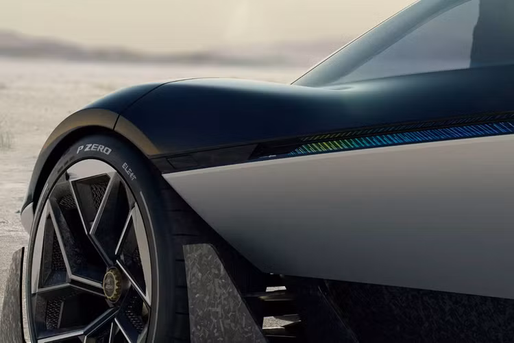 Đây thực chất là một hệ thống phản hồi xúc giác giữa các thành phần điều khiển trong xe với người lái và cả hành khách, được đặt ở ngay trên vô-lăng và bộ ghế ngồi thể thao đặc biệt. Trong đó, phần tựa lưng được chế tác từ các sợi dệt robot đặc biệt của MotorSkins, trong khi tựa đầu được in 3D.