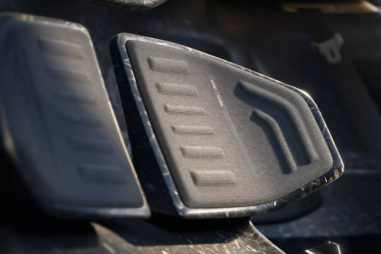 Để kiểm soát sức mạnh của chiếc xe, Lotus trang bị hệ thống phanh AP Racing 6 piston, đĩa phanh trước và sau đều có kích thước 390 mm. Phong cách thiết kế wedge-shaped đặc trưng từng được Giorgetto Giugiaro thể hiện trên Esprit nay trở lại rõ rệt thông qua phần mui vuốt đều xuống phần đuôi, kết hợp cụm đèn hậu LED và cánh gió khí động học chủ động.