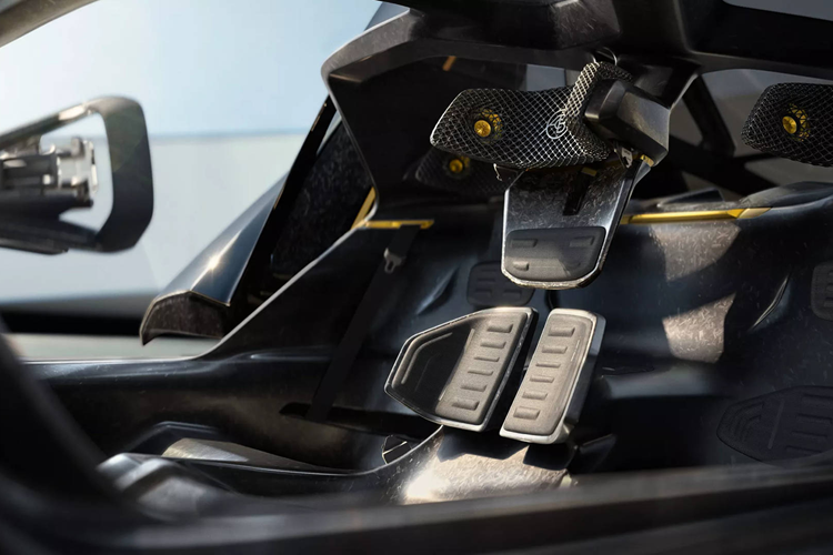 Xe có kích thước 4.490 x 2.000 x 1.140 mm, tức là còn dài hơn mẫu xe thể thao đầu bảng Lotus Evija (4.459 mm), cùng với chiều dài cơ sở 2.650 mm. Phần đầu xe vuốt nhọn về phía trước, đi kèm cụm đèn trước và dải LED ban ngày mỏng và kéo dài theo viền nắp capo tương tự mẫu SUV Lotus Eletre, tích hợp sẵn các tính năng khí động học chủ động.