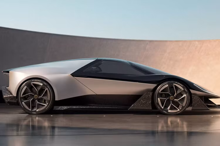 Cánh sau cũng được gắn trực tiếp vào động cơ và cụm hệ thống treo để đảm bảo lực ép xuống tác động trực tiếp lên giá đỡ hệ thống treo, giúp giảm lực nâng tại cầu trước. Bên trong nội thất là nơi Lotus trình diễn công nghệ nâng cao trải nghiệm cho người sử dụng với tên gọi Lotuswear.