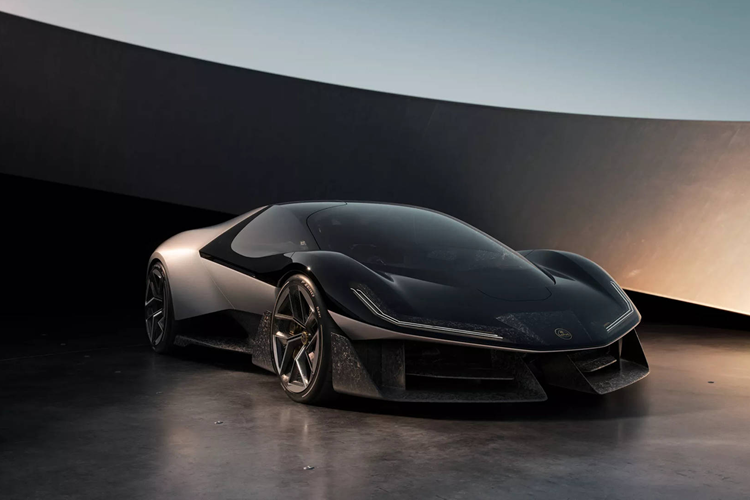 Pin xe có dung lượng 70 kWh, cung cấp đủ năng lượng để đi được 402 km trong một lần sạc. Lotus Theory 1 sở hữu phần thân được làm từ chất liệu sợi carbon đúc tái chế giúp tổng khối lượng duy trì ở mức dưới 1.600 kg. Những chi tiết carbon lộ thiên và phần cửa mở kiểu cánh bướm, cộng với những đường nét thon gọn sắc sảo, tạo cho Lotus Theory 1 diện mạo vô cùng bắt mắt.