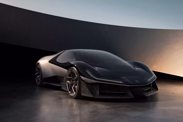 Pin xe có dung lượng 70 kWh, cung cấp đủ năng lượng để đi được 402 km trong một lần sạc. Lotus Theory 1 sở hữu phần thân được làm từ chất liệu sợi carbon đúc tái chế giúp tổng khối lượng duy trì ở mức dưới 1.600 kg. Những chi tiết carbon lộ thiên và phần cửa mở kiểu cánh bướm, cộng với những đường nét thon gọn sắc sảo, tạo cho Lotus Theory 1 diện mạo vô cùng bắt mắt.