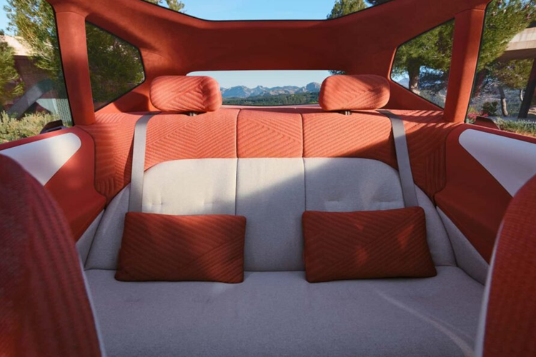 Mẫu xe điện cũng được trang bị hệ thống khung gầm và bộ truyền động mới hứa hẹn mang lại trải nghiệm lái vượt trội phù hợp với nhu cầu của người dùng. BMW đã phát triển bốn bộ điều khiển mới cho xe giúp đem lại khả năng tính toán nhanh hơn gấp khoảng 10 lần.