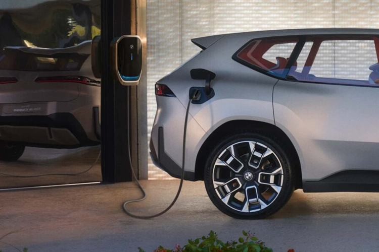 Ở bên trong, nội thất của Vision Neue Klasse sử dụng vật liệu mới bền vững được làm từ thực vật thân thiện hơn với môi trường. Các chi tiết nhựa tái chế bên trong xe được ứng dụng từ lưới đánh cá cũ chiếm đến 30% tổng số các chi tiết nhựa bên trong xe.