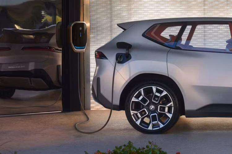 Ở bên trong, nội thất của Vision Neue Klasse sử dụng vật liệu mới bền vững được làm từ thực vật thân thiện hơn với môi trường. Các chi tiết nhựa tái chế bên trong xe được ứng dụng từ lưới đánh cá cũ chiếm đến 30% tổng số các chi tiết nhựa bên trong xe.