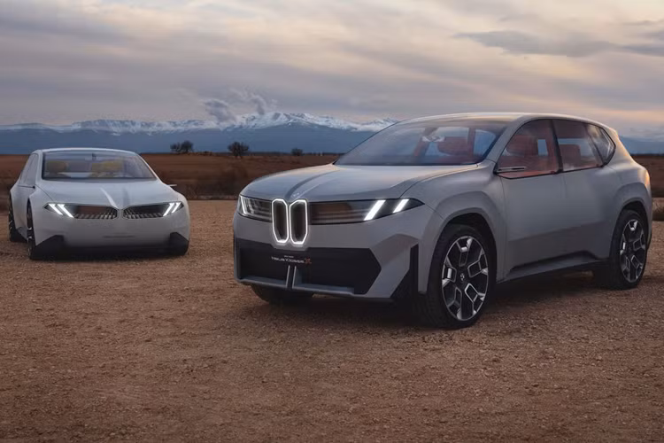 Thiết kế của mẫu Concept đồng thời mang tính khí động học cao hơn 20% so với các mẫu BMW X hiện tại. Ngoài ra, với thiết kế mâm xe và hệ thống phanh mới cũng giúp tăng hiệu suất phanh lên thêm 25%. Ở phần cản sau, xe được trang bị hệ thống đèn chiếu sáng kéo dài được in 3D tạo diện mạo thêm phần ấn tượng.