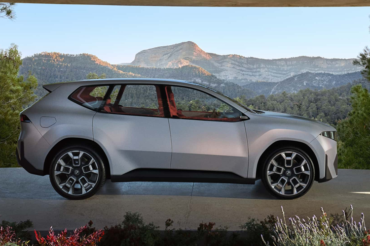 Mẫu Concept Vision Neue Klasse X sở hữu thiết kế lưới tản nhiệt hình quả thận nhỏ hơn ở phía trước, gợi nhắc đến thiết kế lưới tản nhiệt của những chiếc BMW cổ điển. Mẫu Concept sở hữu thiết kế lưới tản nhiệt phát sáng với những đường viền sáng mảnh hơn tạo chiều sâu cho phần cản trước của xe.