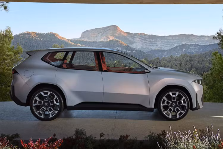 Mẫu Concept Vision Neue Klasse X sở hữu thiết kế lưới tản nhiệt hình quả thận nhỏ hơn ở phía trước, gợi nhắc đến thiết kế lưới tản nhiệt của những chiếc BMW cổ điển. Mẫu Concept sở hữu thiết kế lưới tản nhiệt phát sáng với những đường viền sáng mảnh hơn tạo chiều sâu cho phần cản trước của xe.