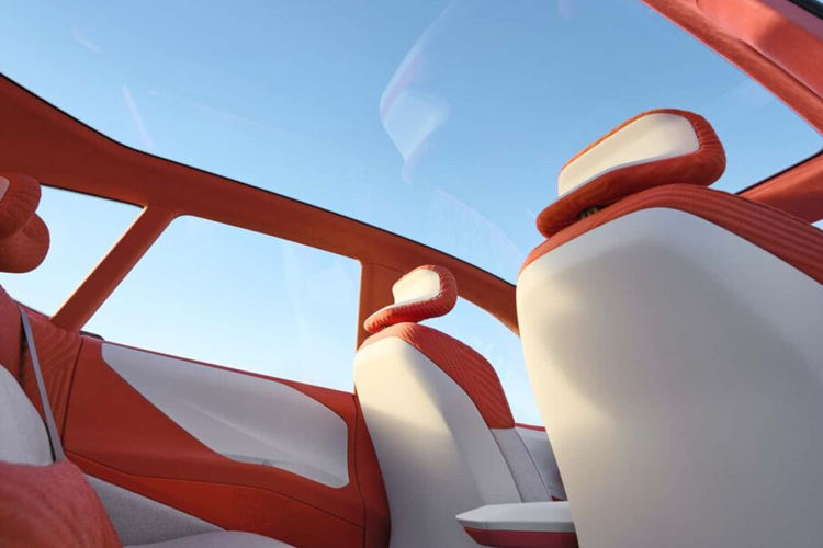 Những bộ điều khiển này có khả năng hỗ trợ cho hệ thống truyền động cũng như hệ thống lái xe tự động. Về nội thất, xe được trang bị vô lăng HyPersonX với các nút bấm pha lê tương tác với BMW Panoramic Vision và màn hình trung tâm.