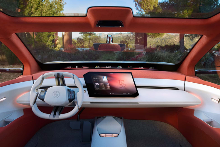 Hiện tại, vì là một mẫu Concept nên các thông số liên quan đến vận hành của xe hiện chưa được công bố. Tuy nhiên, xe sẽ được trang bị công nghệ eDrive thế hệ thứ sáu của BMW, hứa hẹn cải thiện 30% phạm vi hoạt động và tăng tốc độ sạc.