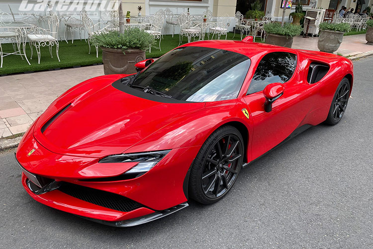 Mức giá xe Ferrari SF90 Stradale đầu tiên về Việt Nam này được đồn đoán trên 40 tỷ đồng, đắt hơn đáng kể so với xe chính hãng (từ 34,5 tỷ đồng). Tuy nhiên, sau khoảng 2 năm sử dụng, hiện nó được sang tay cho địa gia Hà Nội với mức giá chỉ 23 tỷ đồng. 