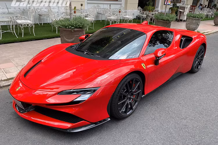 Mức giá xe Ferrari SF90 Stradale đầu tiên về Việt Nam này được đồn đoán trên 40 tỷ đồng, đắt hơn đáng kể so với xe chính hãng (từ 34,5 tỷ đồng). Tuy nhiên, sau khoảng 2 năm sử dụng, hiện nó được sang tay cho địa gia Hà Nội với mức giá chỉ 23 tỷ đồng. 