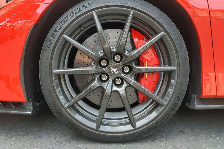 Siêu xe hybrid Ferrari SF90 Stradale được trang bị động cơ xăng V8, tăng áp, dung tích 4.0 lít, sản sinh công suất tối đa 769 mã lực và mô-men xoắn cực đại 800 Nm.