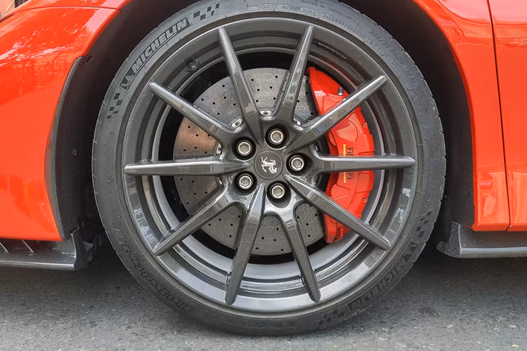 Siêu xe hybrid Ferrari SF90 Stradale được trang bị động cơ xăng V8, tăng áp, dung tích 4.0 lít, sản sinh công suất tối đa 769 mã lực và mô-men xoắn cực đại 800 Nm.