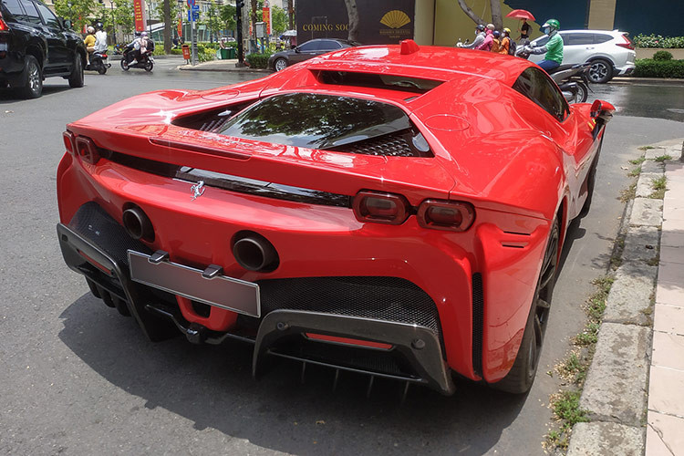 Chiếc siêu xe plug-in hybrid đầu tiên của hãng xe Ý có thể hoàn thành quãng đường 25 km chỉ bằng mô-tơ điện trên cầu trước.