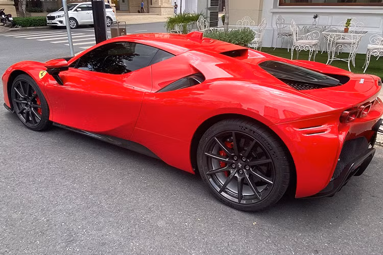 Theo thương lái này, chiếc siêu xe Ferrari SF90 Stradale này đăng ký lần đầu vào năm 2022, 1 chủ và chỉ mới chạy 7.000 km. Ngoại thất có màu đỏ Rosso Corsa cùng nhiều chi tiết ốp carbon, bộ mâm 5 chấu đơn, sơn 2 tông màu bạc và đen cùng kẹp phanh màu đỏ. Nội thất da bò.