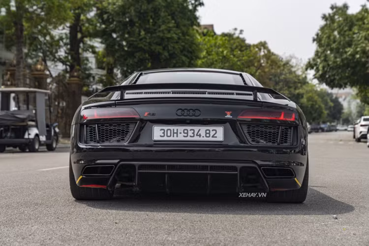 Nằm dưới nắp capo của chiếc Audi R8 V10 Plus là khối động cơ V10 hút khí tự nhiên có dung tích 5.2 lít, sản sinh công suất tối đa 602 mã lực và mô men xoắn cực đại đạt mức 560 Nm.