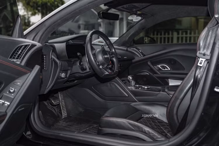 Audi R8 V10 Plus sở hữu lưới tản nhiệt dạng tổ ong có hình lục giác không khác các phiên bản trước, nhưng có thiết kế góc cạnh hơn. Cụm đèn pha dạng LED cũng mang vẻ sắc sảo hơn hẳn, trong khi phía dưới là 2 hốc hút gió nhỏ làm dạng lưới tổ ong.