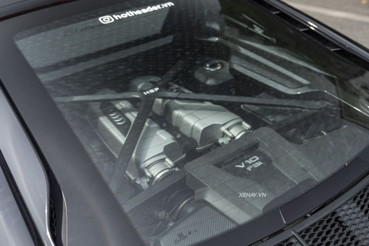 Xe được trang bị bộ mâm đa chấu kích thước 20 inch sơn màu vàng gold, đi cùng bộ kẹp phanh chính hiệu Audi sơn ghi xám giúp chiếc xe nhìn càng cá tính, nổi bật hơn.