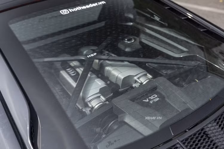 Xe được trang bị bộ mâm đa chấu kích thước 20 inch sơn màu vàng gold, đi cùng bộ kẹp phanh chính hiệu Audi sơn ghi xám giúp chiếc xe nhìn càng cá tính, nổi bật hơn.