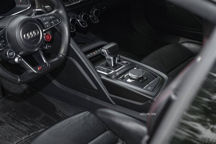 Phía sau là loạt chi tiết đậm phong cách thể thao như cản sau, cánh chia gió cỡ lớn, hệ thống ống xả kép,…