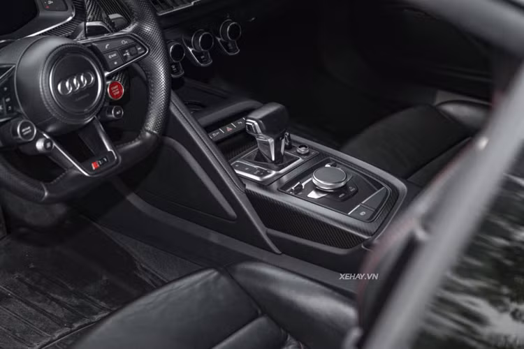 Phía sau là loạt chi tiết đậm phong cách thể thao như cản sau, cánh chia gió cỡ lớn, hệ thống ống xả kép,…