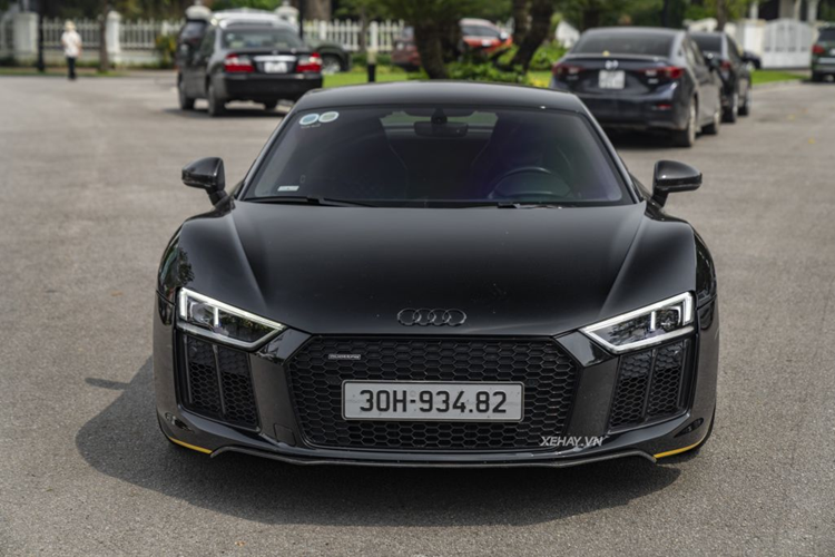 Sau gần 10 năm định cư chiếc Audi R8 V10 Plus đầu tiên về Việt Nam hiện đã “qua tay” nhiều đời chủ và cũng được thay đổi nhiều ở ngoại thất từ màu sắc đến việc lắp thêm "đồ chơi" cho xe.
