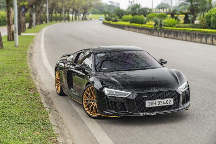 Ở lần xuất hiện này, siêu xe Audi R8 V10 Plus được khoác lên mình “bộ cánh” màu đen cá tính, đi cùng đường viền màu vàng kéo dài từ đầu đến đuôi xe làm điểm nhấn.