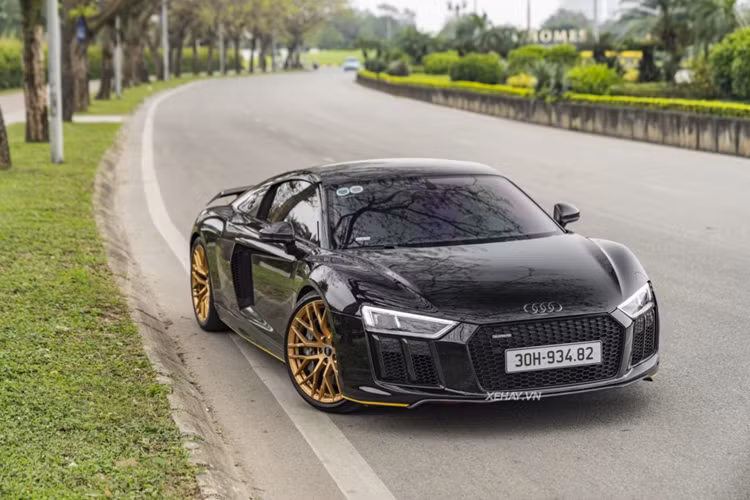 Ở lần xuất hiện này, siêu xe Audi R8 V10 Plus được khoác lên mình “bộ cánh” màu đen cá tính, đi cùng đường viền màu vàng kéo dài từ đầu đến đuôi xe làm điểm nhấn.