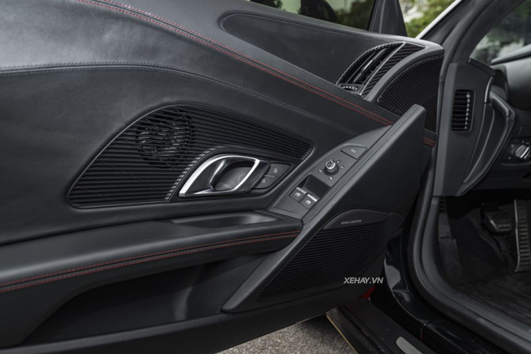 Chiếc Audi R8 V10 Plus còn có nhiều chi tiết làm bằng sợi carbon như: ốp gương chiếu hậu, ốp hốc gió, cánh gió sau và bộ khuếch tán mạnh mẽ phía sau.