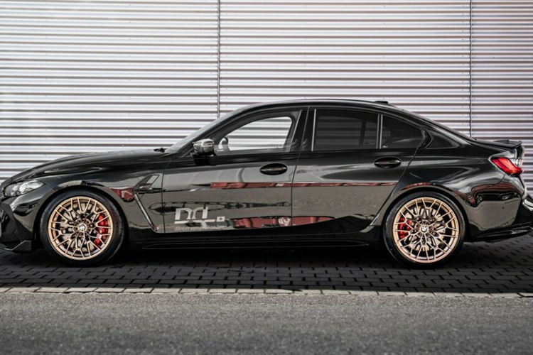 Ngoài ra, mẫu xe độ này cũng được trang bị hệ thống phuộc điều chỉnh được độ cao cho xe cũng như có thể điều chỉnh độ cứng mềm hệ thống treo của xe.