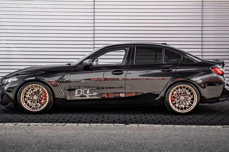 Ngoài ra, mẫu xe độ này cũng được trang bị hệ thống phuộc điều chỉnh được độ cao cho xe cũng như có thể điều chỉnh độ cứng mềm hệ thống treo của xe.