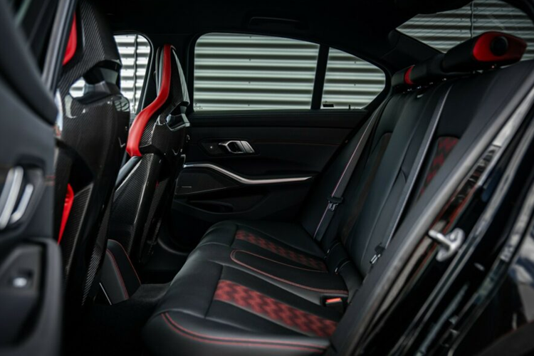 Chủ sở hữu cũng có thể lựa chọn ống hút gió bằng sợi carbon. dAHLer còn bán hệ thống xả bằng thép không gỉ thay thế cho hệ thống xả titan tiêu chuẩn, đem tới âm thanh động cơ ấn tượng hơn.