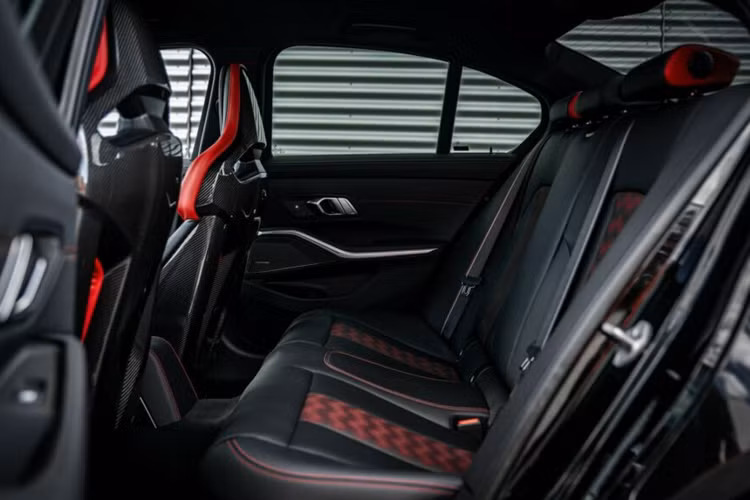 Chủ sở hữu cũng có thể lựa chọn ống hút gió bằng sợi carbon. dAHLer còn bán hệ thống xả bằng thép không gỉ thay thế cho hệ thống xả titan tiêu chuẩn, đem tới âm thanh động cơ ấn tượng hơn.