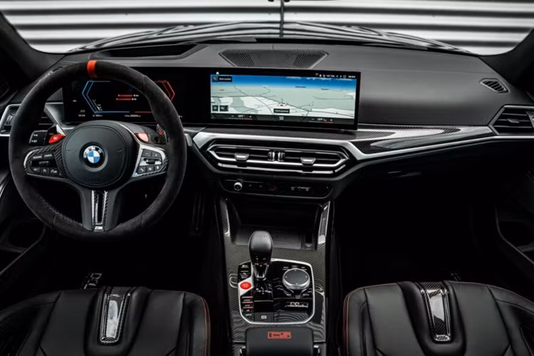 Những người sở hữu BMW M3 không muốn thay hệ thống phuộc độ thì họ còn có thể thể lựa chọn loại lò xo hạ thấp rẻ hơn giúp giảm chiều cao xe đi 24 mm ở phía trước và 3 mm ở phía sau. Xe cũng đã được hãng độ nâng cấp khối động cơ với gói nâng cấp Stage 1.