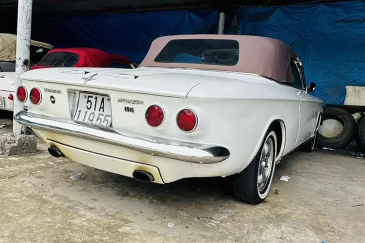 Hệ thống treo sau trục xoay của mẫu xe Chevrolet Corvair thế hệ đầu tiên mang đến cảm giác lái thoải mái. Thiết kế này đã được thay thế vào năm mẫu xe 1965 bằng hệ thống treo sau cánh tay đòn hoàn toàn độc lập tương tự như hệ thống treo sau của mẫu xe thể thao đình đám Corvette Sting Ray .