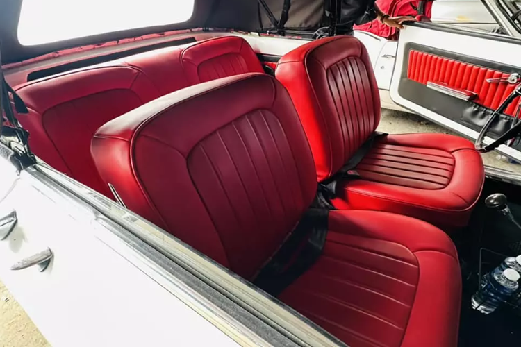 Corvair nổi bật hơn, lớn hơn, mạnh hơn và cung cấp nhiều tính năng hơn so với xe nhập khẩu tương đương, và kỹ thuật độc đáo so với các sản phẩm khác của Mỹ. Xe sử dụng thân xe Z của GM , với thiết kế và kỹ thuật tiên tiến giúp cải tiến bố cục động cơ phía sau/dẫn động cầu sau , vào thời điểm đó đã trở nên phổ biến nhờ thành công vang dội của Volkswagen Beetle .